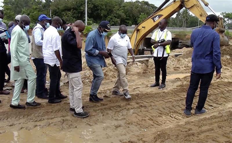 Assainissement : Le ministre Bouaké Fofana en visite de terrain sur le chantier d’Anono