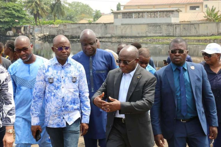 Mise en œuvre de l’Opération Ville Propre :Le Ministre Bouaké Fofana évalue les travaux exécutés à Anoumabo et à Blockhaus