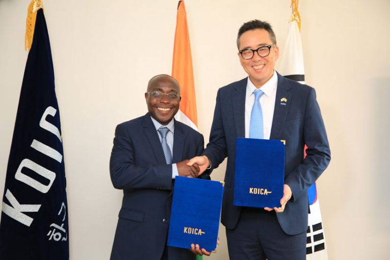 Projet Branchements sociaux Phase 3: Le MINHAS et Koica signent un nouvel accord de don d’une valeur de 4, 2 milliards F CFA