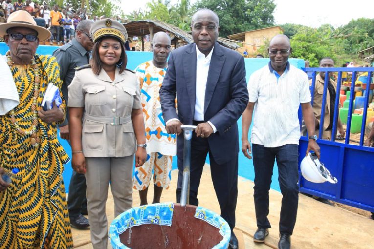 Accès à l’eau potable: Le Ministre Bouaké FOFANA visite les installations hydrauliques de Grand-Lahou et rassure les populations