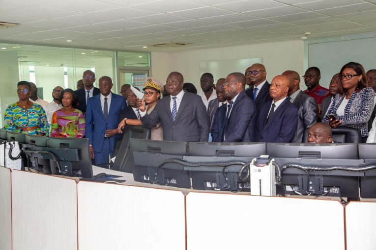 Accès à l’eau potable : le MINHAS visite le centre de gestion intègre des opérations de la SODECI.