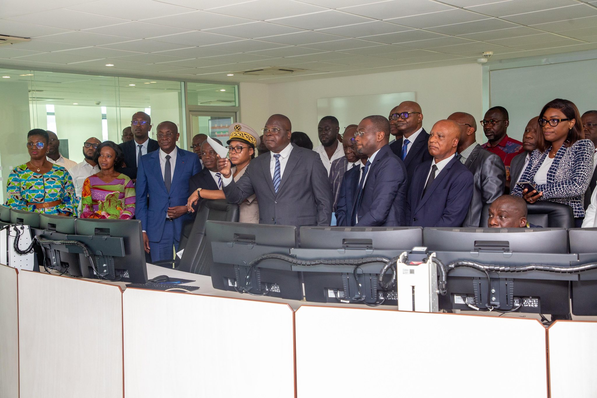 Accès à l’eau potable : le MINHAS visite le centre de gestion intègre des opérations de la SODECI.